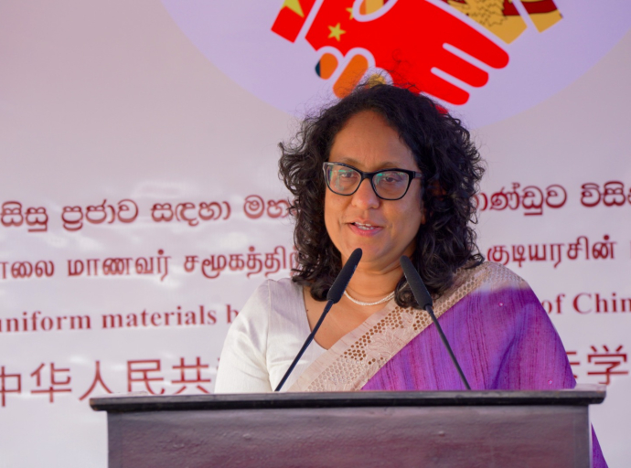 ශ්‍රී ලංකාවේ පාසල් දරුවන්ට නිල ඇඳුම් රෙදි පරිත්‍යාග කිරීම තුළින් චීනය සහ ශ්‍රී ලංකාව අතර ඇති විශ්වාසය තවත් තහවුරු කරයි 